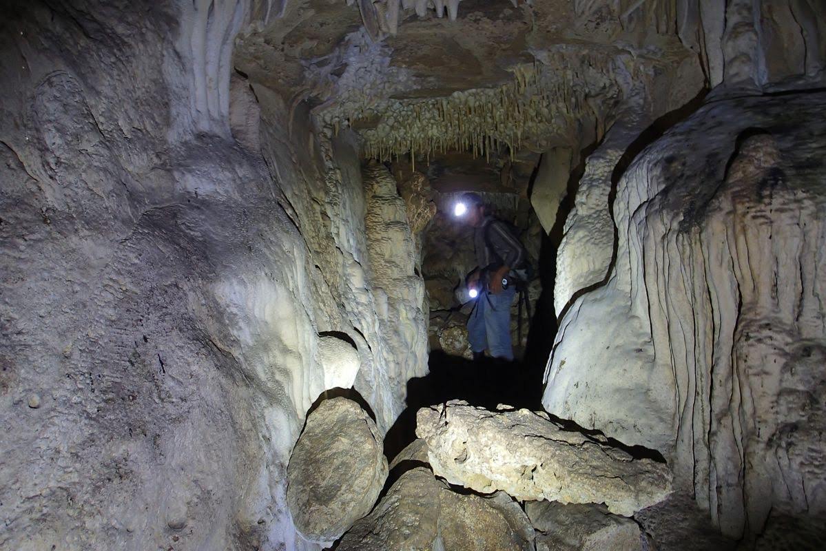 Esdras i grotte.jpg